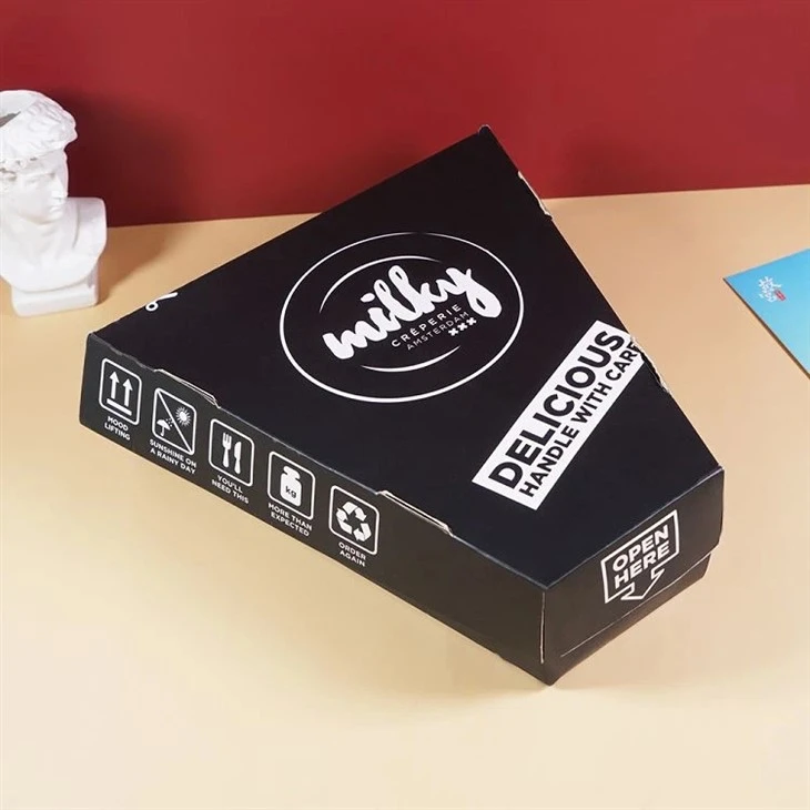 Pizzukassi í sneiðum með prentuðu merki